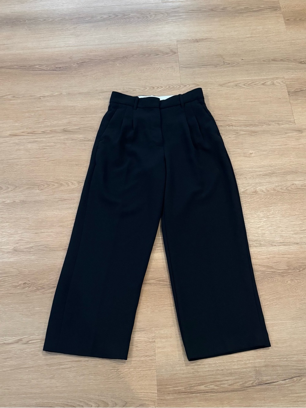 Aritzia Wilfred The Effortless Cropped Pant Black - Size 4